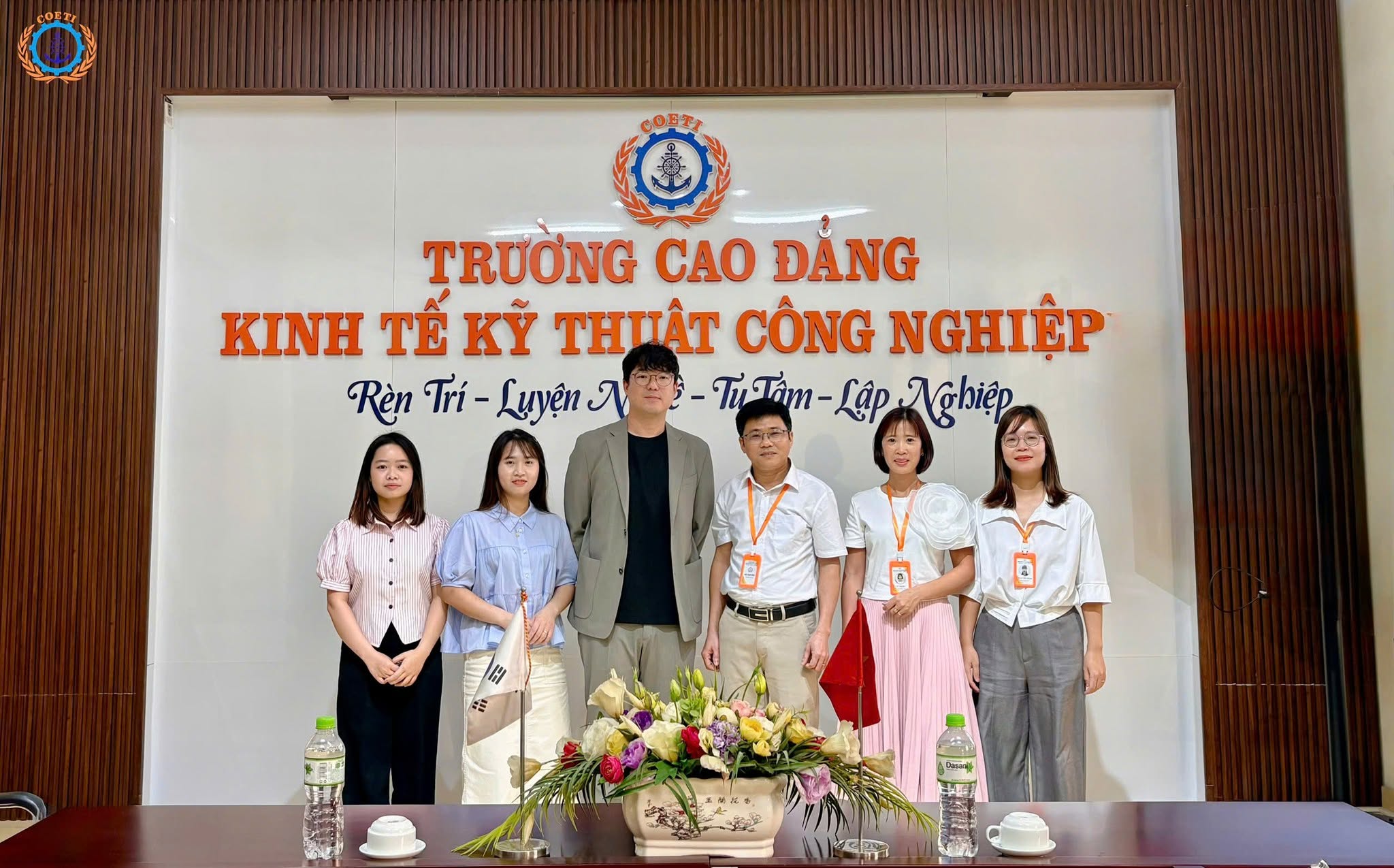 Các khóa học tiếng Anh, tiếng Hàn, tiếng Trung Quốc giao tiếp đều được thiết kế dựa trên khung năng lực ngoại ngữ quốc tế
